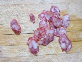 7、炒三鲜,香肠切薄片。