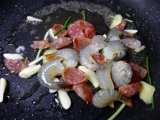 11、炒三鲜,加入清理过的虾。