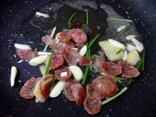 10、炒三鲜,加入葱姜蒜微炒出香味。