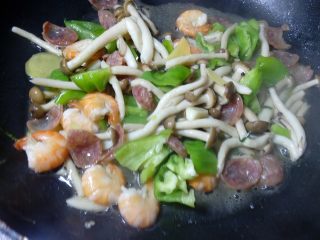 14、炒三鲜,开大火翻炒至熟。