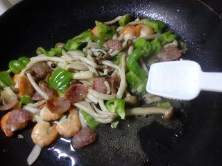 15、炒三鲜,加入一小勺盐调味。