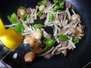 16、炒三鲜,淋入少许香油提味。