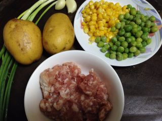 1、鱼香肉末土豆泥,准备食材，玉米粒和豌豆粒煮熟