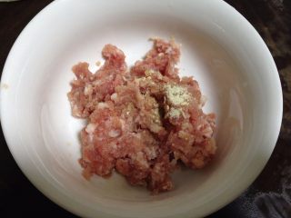4、鱼香肉末土豆泥,猪肉馅入碗加入白胡椒粉、料酒抓匀去腥