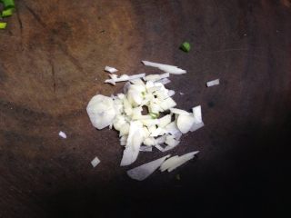 6、鱼香肉末土豆泥,蒜瓣切碎粒