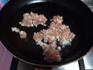 14、鱼香肉末土豆泥,热锅凉油烧至4成热倒入肉馅