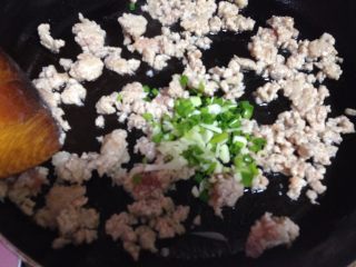 15、鱼香肉末土豆泥,炒至变色加入葱碎、蒜碎炒出香味