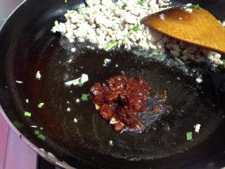 16、鱼香肉末土豆泥,把肉馅拨到锅的一边，下入郫县豆瓣酱炒出红油