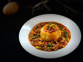 21、鱼香肉末土豆泥,最后把炒好的肉馅浇在土豆泥四周撒适量香葱碎即可