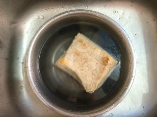 12、梅菜扣肉,五花肉炸好拿出来，放冷水里浸泡一个小时，泡至肉皮变软即可