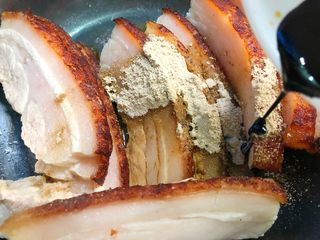 16、梅菜扣肉,放入8g老抽