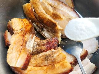 19、梅菜扣肉,放入1g盐巴