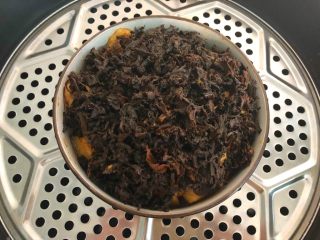 24、梅菜扣肉,蒸锅水开，放入扣肉，中火蒸90分钟