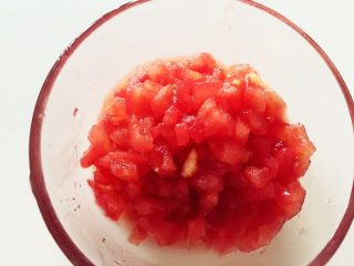 2、宝宝营养餐（1岁+）-番茄蔬菜肉酱蝴蝶面 ,切成番茄颗粒