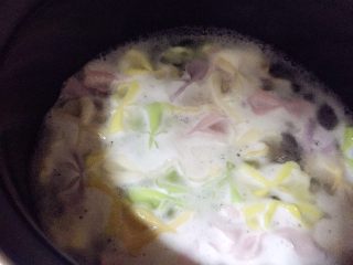 5、宝宝营养餐（1岁+）-番茄蔬菜肉酱蝴蝶面 ,中火煮开后转小火盖盖子焖煮7分钟左右就会比较软，面身有点透明没有白色硬芯或者用筷子夹面，面容易被夹断，就代表煮熟了。蝴蝶面因中间有褶皱部位比