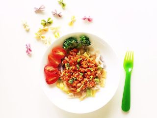 14、宝宝营养餐（1岁+）-番茄蔬菜肉酱蝴蝶面 ,在将焯水的西兰花，取一朵撕碎散在酱汁上，将另外的两朵以及小番茄放在盘子周边即可，宝宝食品也要美美哒