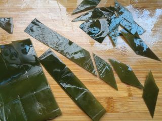 4、凉拌什锦菠菜,海带先切成长条，再切成象眼块。