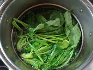 7、凉拌什锦菠菜,洗净控干水的菠菜放进去，焯烫1分钟捞出。