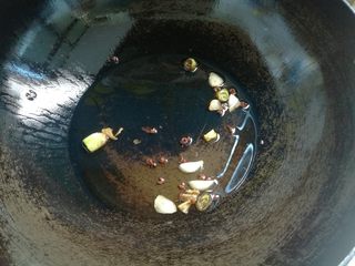 11、凉拌什锦菠菜,锅烧热放油，放入几粒花椒，蒜片、葱花炸香。