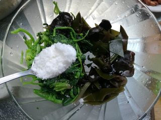 10、凉拌什锦菠菜,再放入2勺糖拌匀。