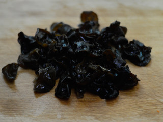 2、胡萝卜木耳炒鸡蛋,清洗干净后，沥干水分，撕成小块待用