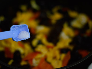 12、胡萝卜木耳炒鸡蛋,调入少许盐