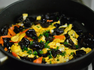 13、胡萝卜木耳炒鸡蛋,最后撒入葱花即可出锅