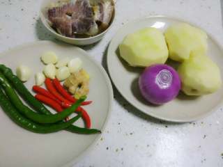 1、干锅土豆片,准备好材料~