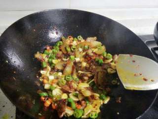 6、干锅土豆片,翻炒均匀,炒香。