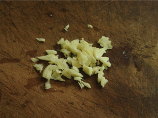 2、川香麻辣鱼,大蒜用刀拍一下，去皮后切成末