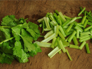 6、川香麻辣鱼,芹菜切成段，叶片和杆分开