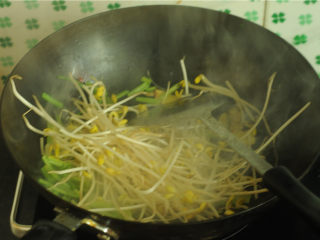 8、川香麻辣鱼,将芹菜和豆芽倒进去煸炒