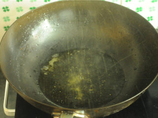 14、川香麻辣鱼,锅内加入30克花生油烧至八成熟后捞出