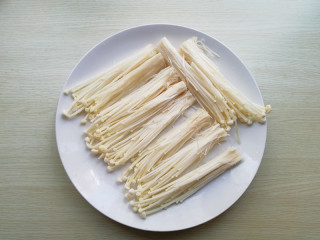 2、【豆皮金针菇卷】,金针菇去根洗净
