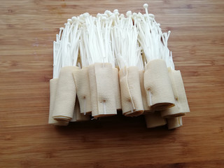7、【豆皮金针菇卷】,其余都依样做好