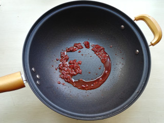 9、【豆皮金针菇卷】,锅加油烧热，下入花椒小火将花椒炸至微焦，将花椒捞出不用，下入郫县豆瓣酱小火炒香，炒出红油