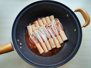 12、【豆皮金针菇卷】,下入豆皮卷煮2分钟