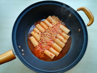 13、【豆皮金针菇卷】,将豆腐卷翻面，使上下熟制一样