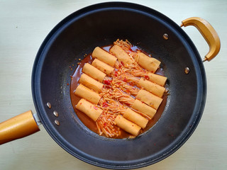 14、【豆皮金针菇卷】,再继续煮3分钟，关火