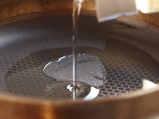 4、川香土豆炖排骨,锅中加油。