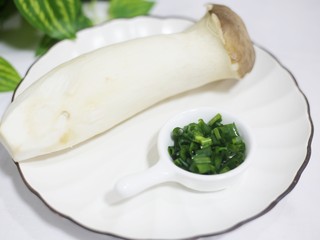 1、比肉还好吃的蚝油杏鲍菇,准备杏鲍菇一根、香葱一根，清水洗净。