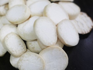3、比肉还好吃的蚝油杏鲍菇,杏鲍菇切成圆形厚片。