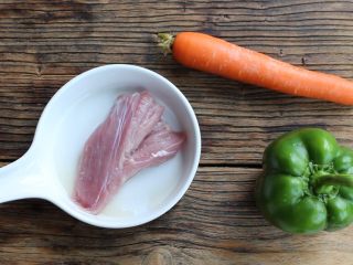 1、青椒炒肉,准备好食材