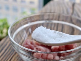 5、青椒炒肉,里脊肉里加半勺盐