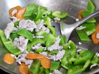 14、青椒炒肉,再放入肉丝，最后再加入半勺盐，翻炒均匀即可