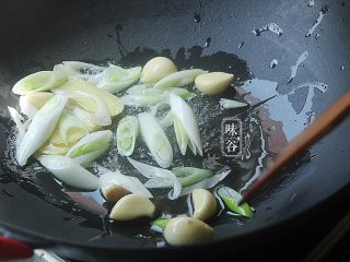 3、自制卤水猪蹄,锅内放入两大汤勺的油，把葱姜蒜放进去煸炒出香味，炒出香味后捞出葱姜蒜，葱姜蒜别扔了，等下还要用；