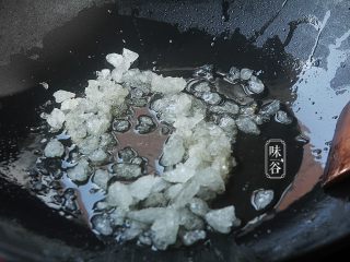 4、自制卤水猪蹄,把冰糖倒入锅内；