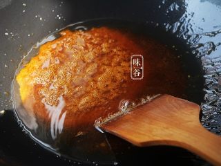 5、自制卤水猪蹄,中小火炒溶冰糖；