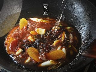 7、自制卤水猪蹄,把刚才捞出的葱姜蒜倒进去；