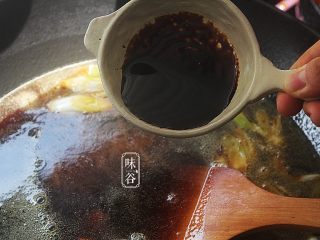 9、自制卤水猪蹄,倒入老抽，也可以不放老抽；